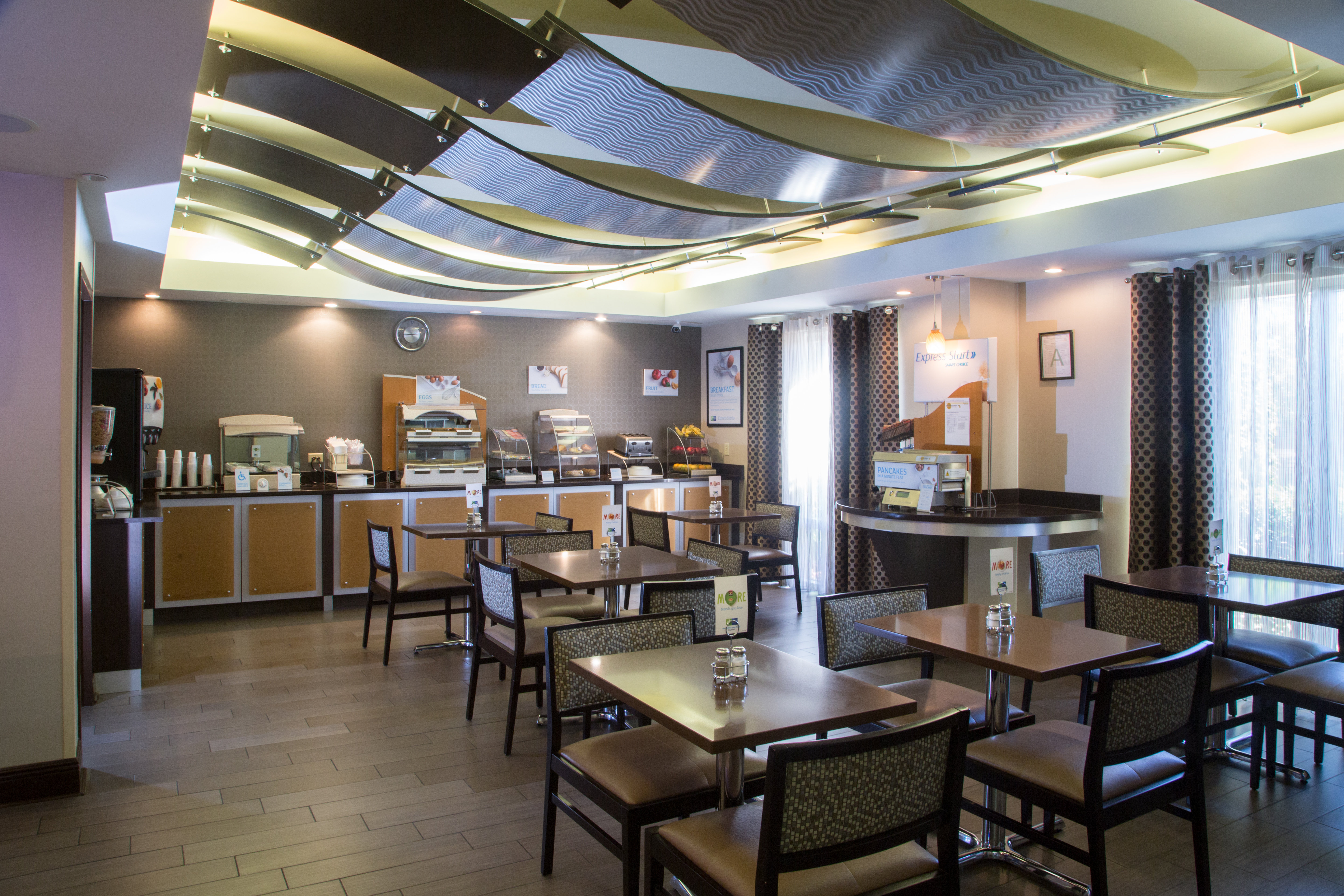 Holiday Inn Express Hotel Suites Oxford 36/46