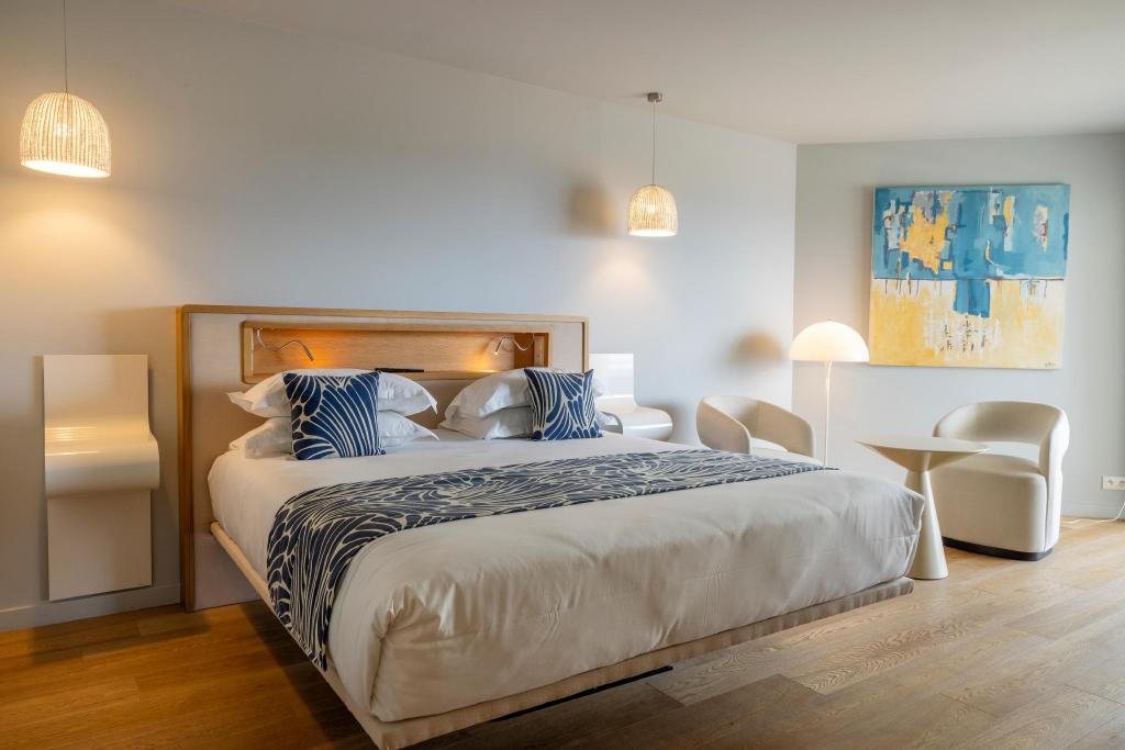 Junior Suite, Queen Bed, Pool and Sea View