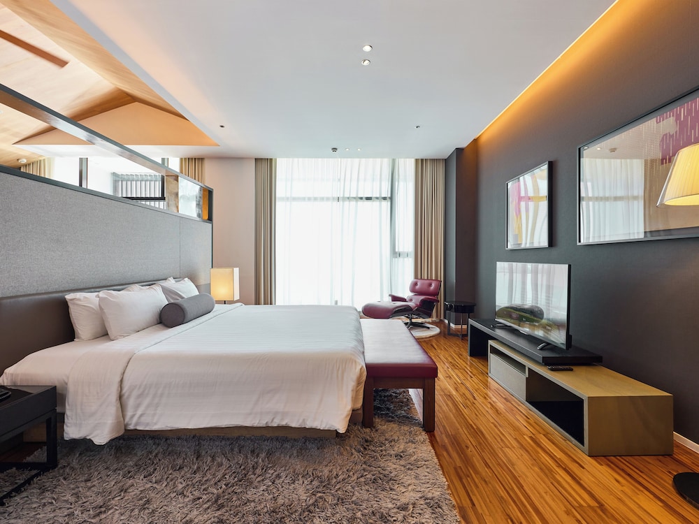 Middle, Suite, King Bed