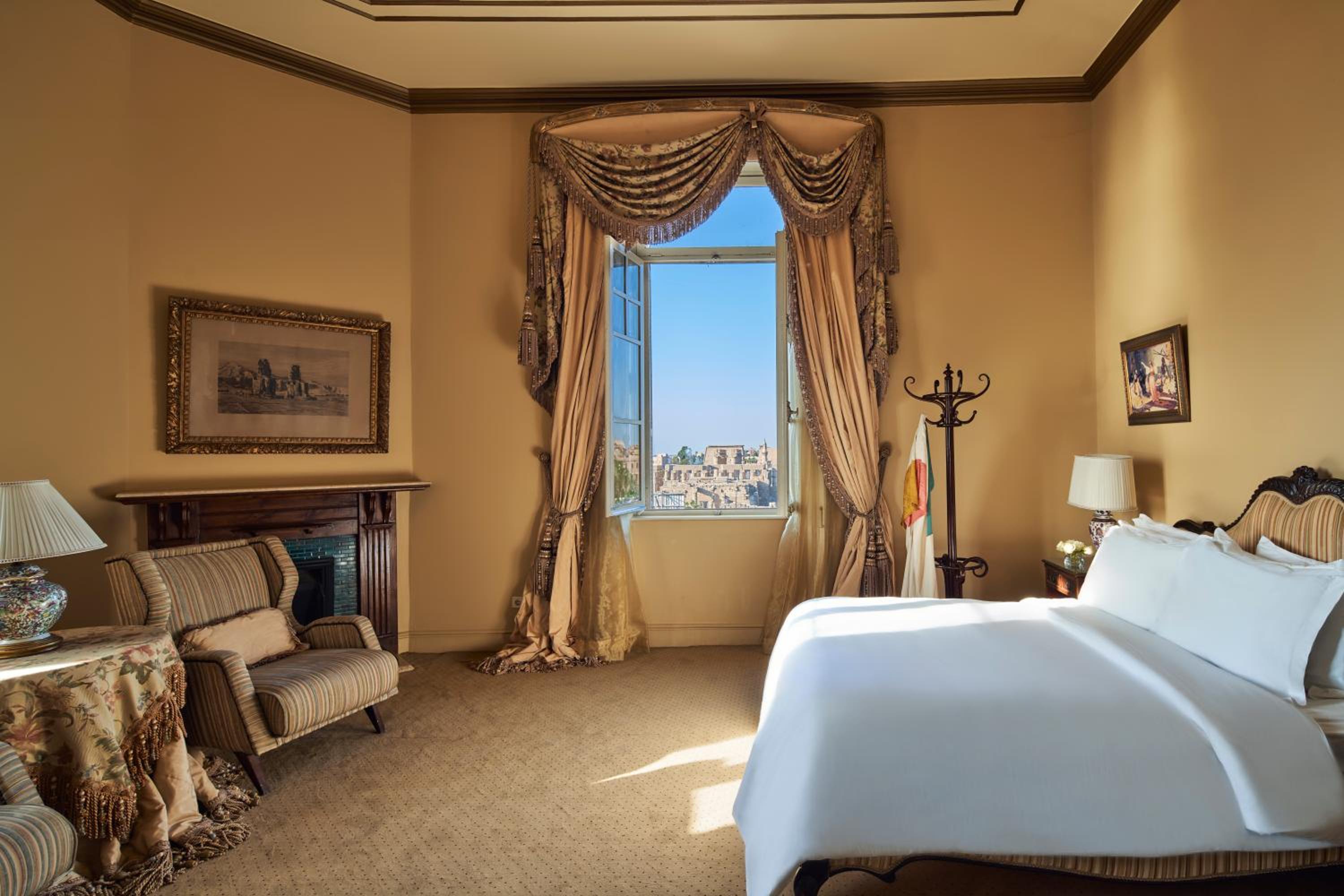 2 Bedrooms, Opera, Suite, River View, Living Area