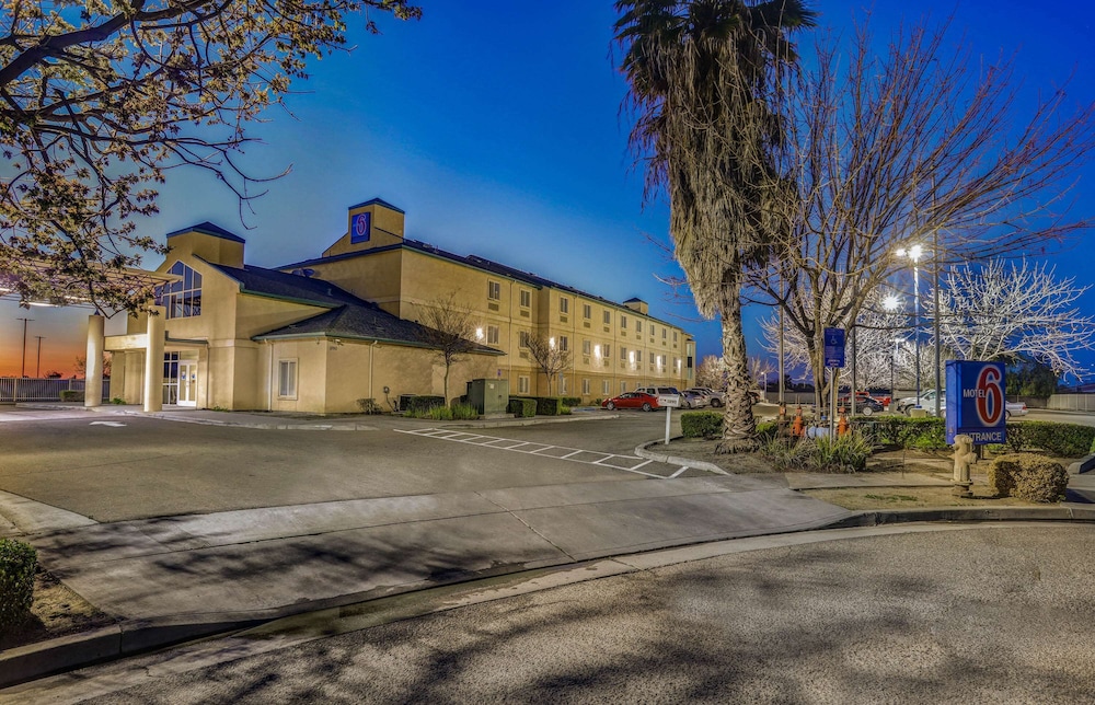 Howard Johnson by Wyndham Lemoore 61/68