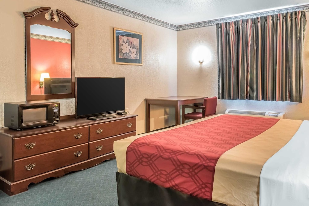 Econo Lodge Airport Reading PA 13/37