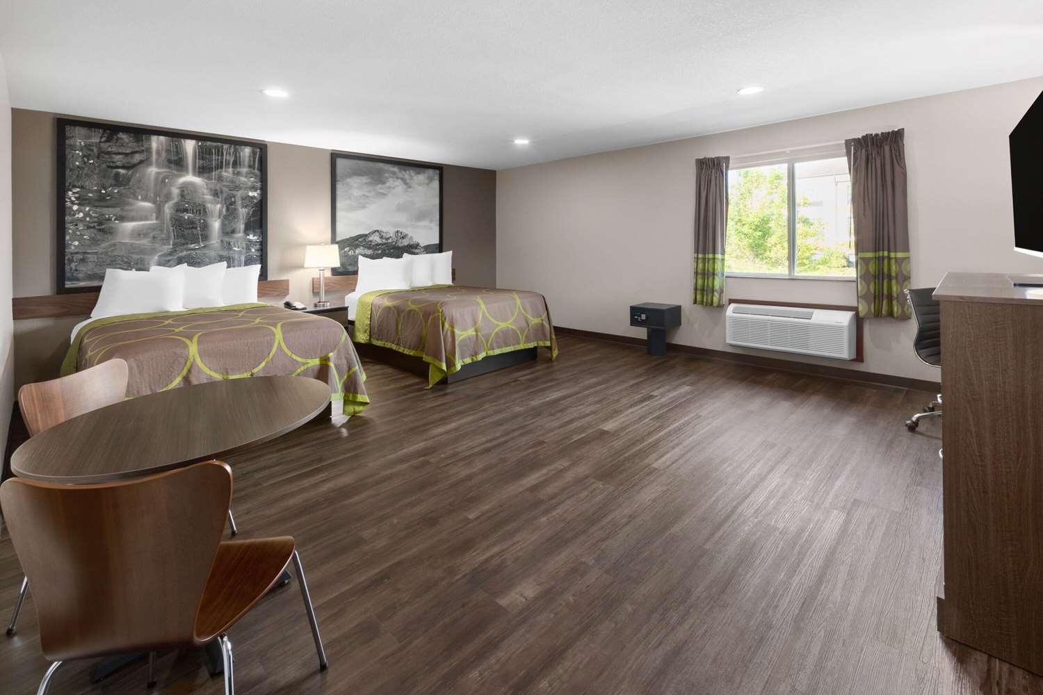 Super 8 By Wyndham Fairmont, WV 15/28