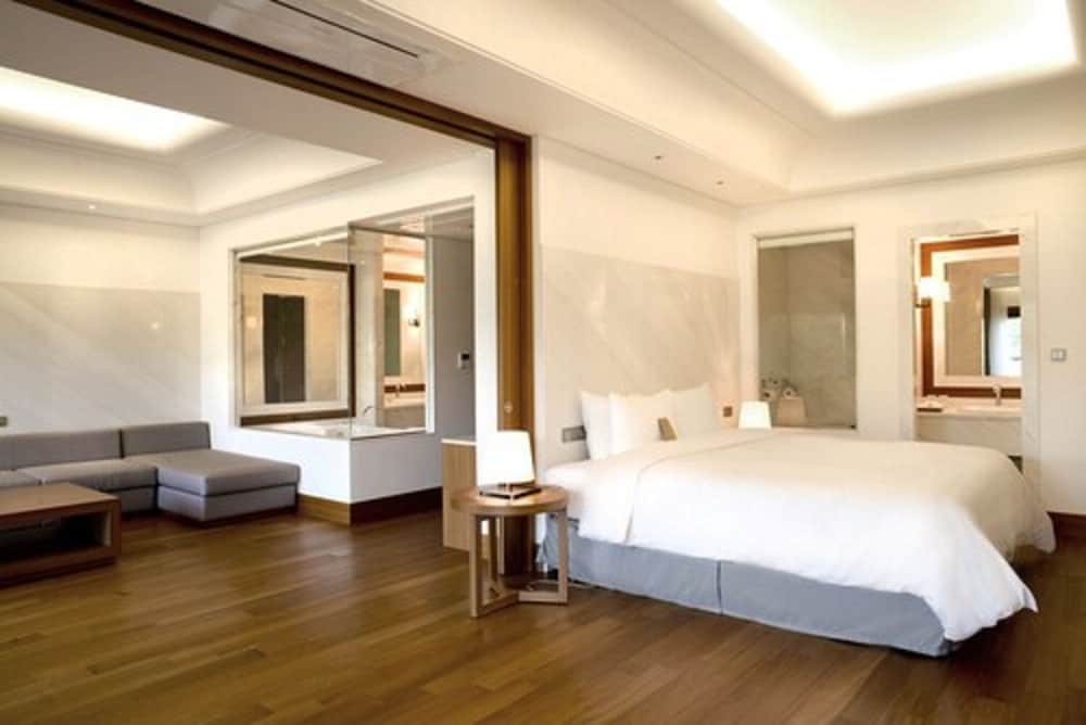 Pine Grove Hotel 23/57