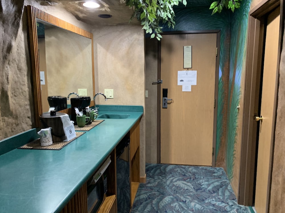 Designer Inn & Suites 9/69