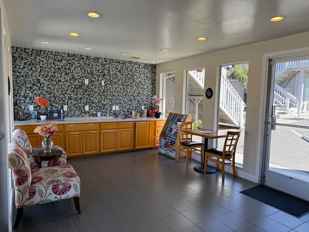 Pacific Inn Monterey 14/49