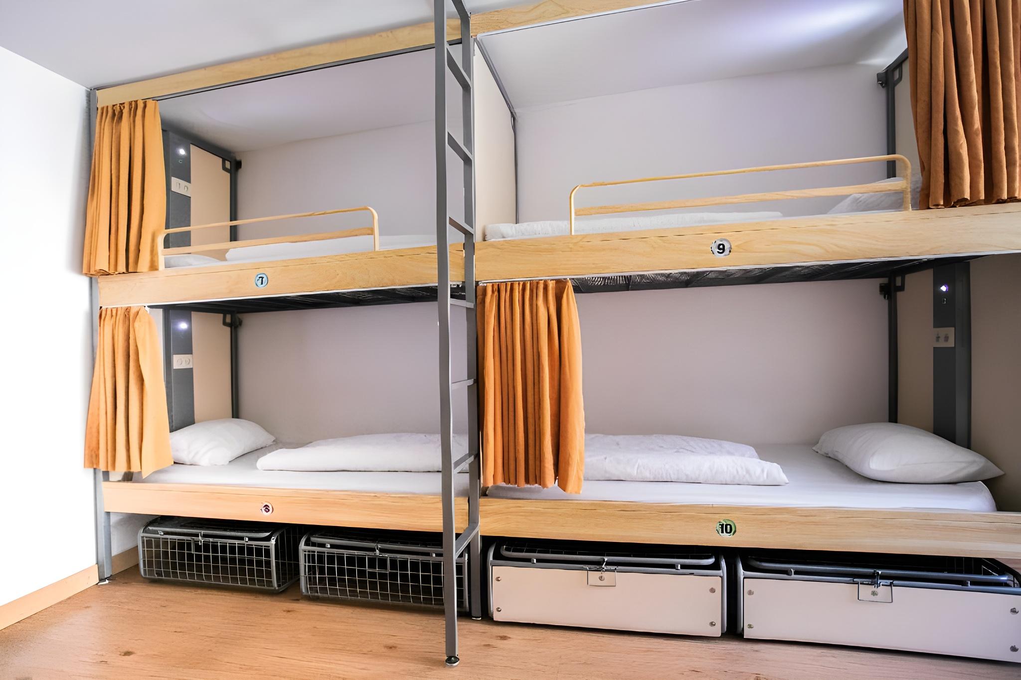 Female Dorm, 10 People, Shared Bathroom