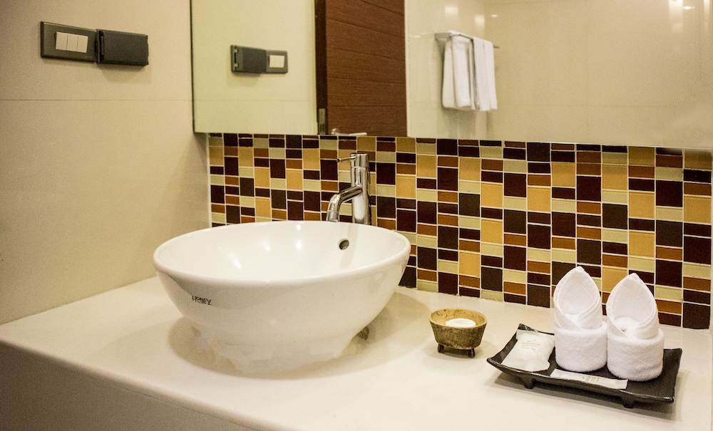 SATHORN GRACE SERVICED RESIDENCE 63/65