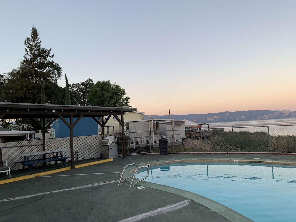 Regency Inn 7/37