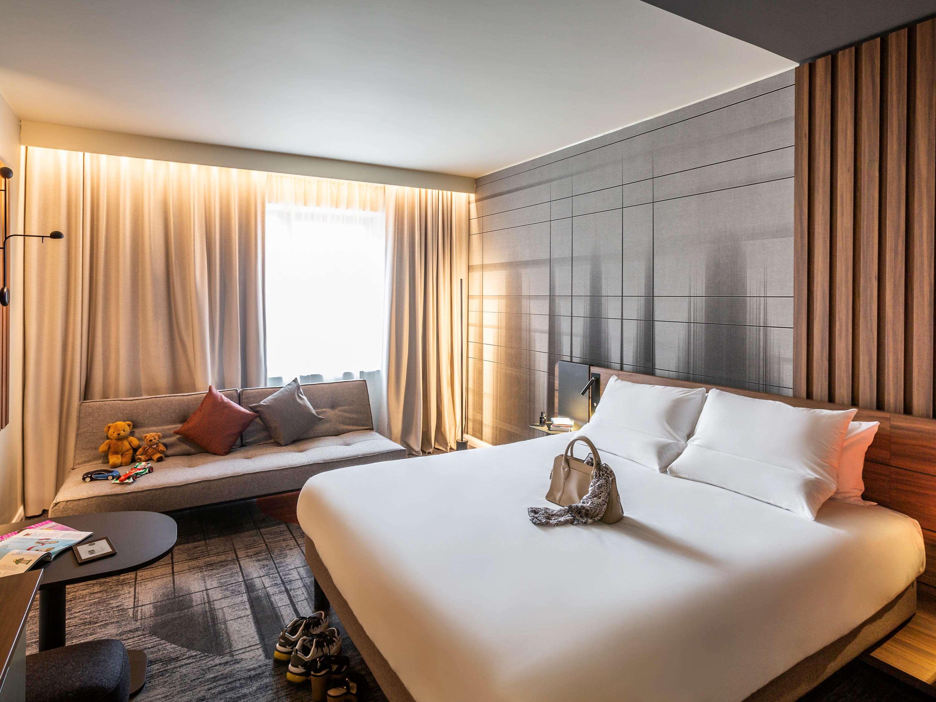 EXECUTIVE, QUEEN BED, SOFA