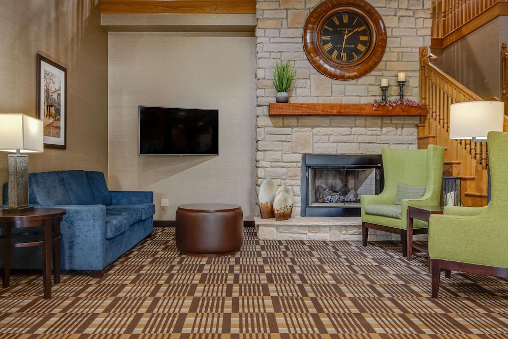 Comfort Suites Hotel and Conference Center, Berlin OH 24/36