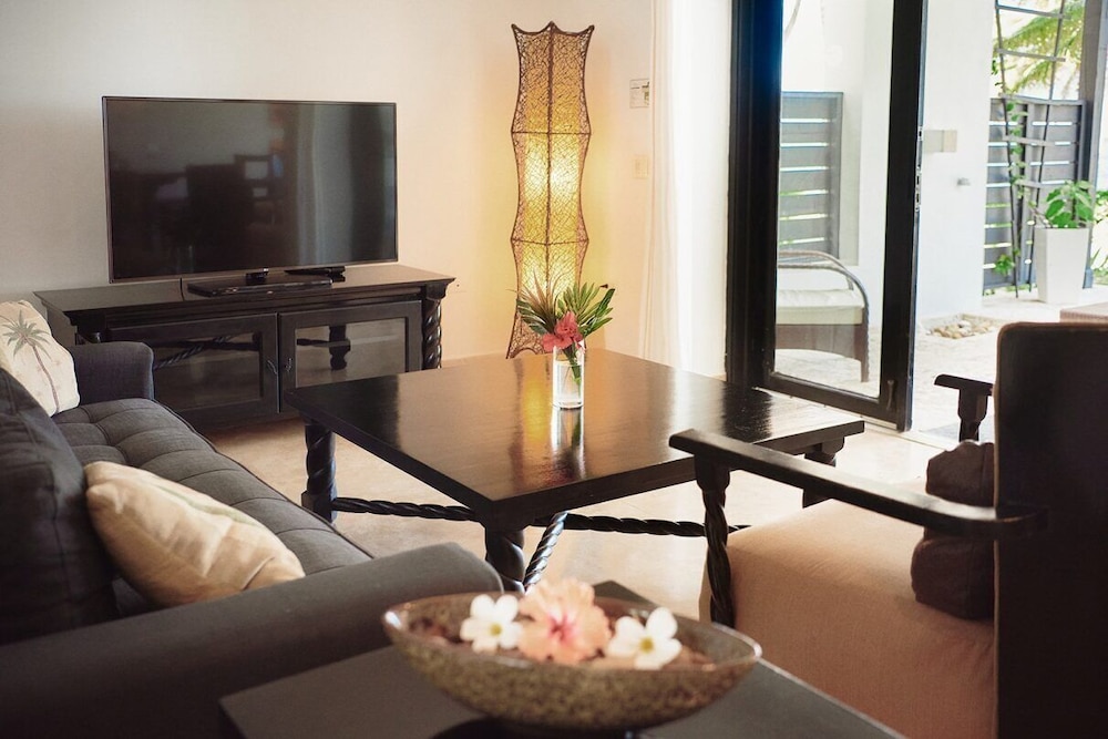 Las Terrazas Resort And Residences 50/77