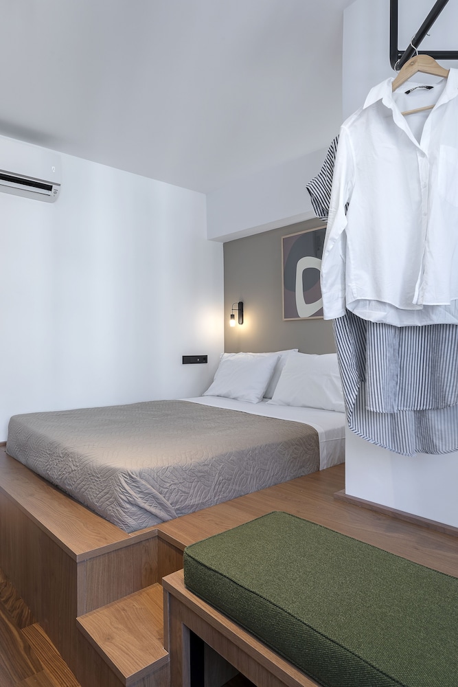 The Athenians Art Apartments 15/50