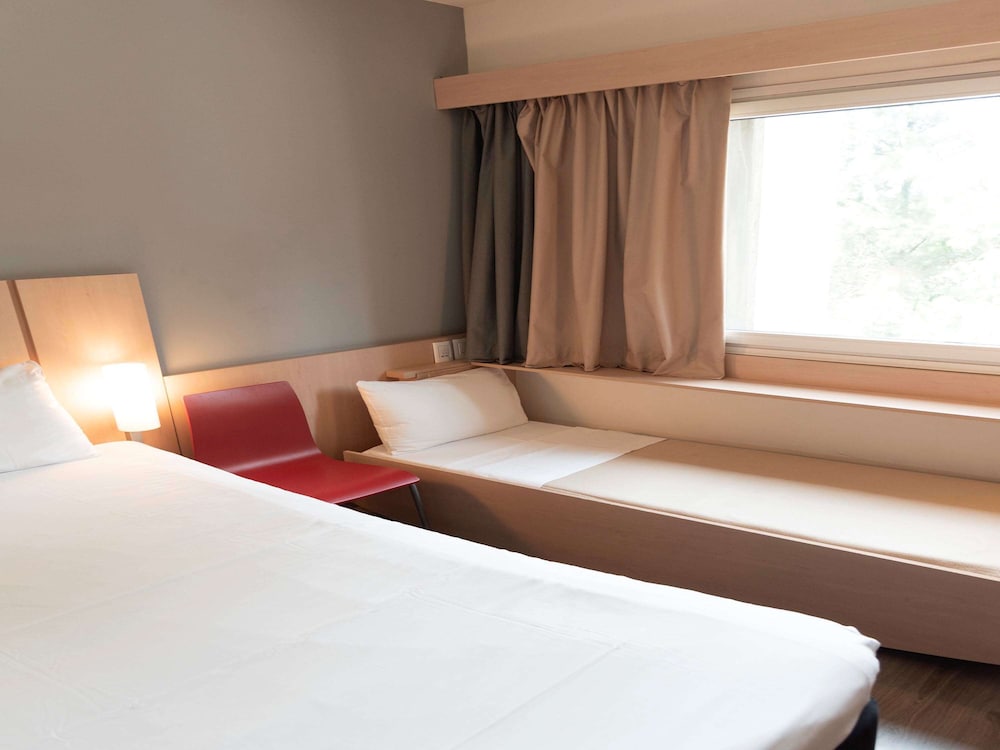 Ibis Pilar 18/63