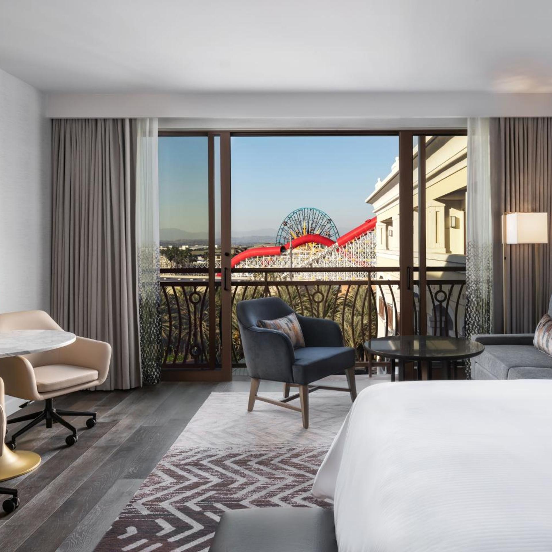 Studio, King Bed, Theme Park View, Sofa, Large، The Westin Anaheim Resort 3/6