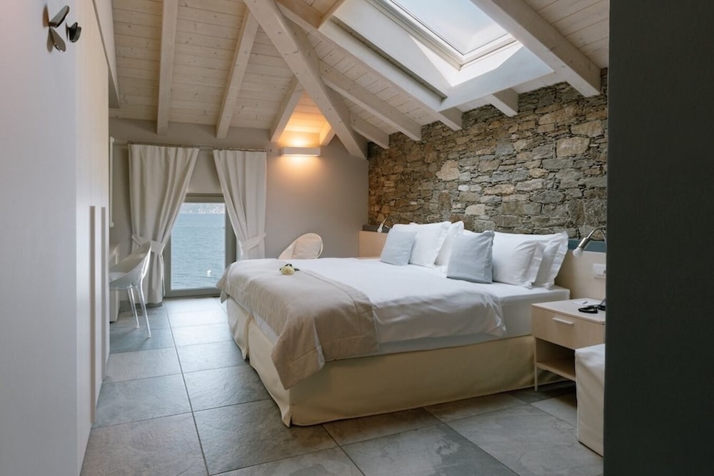 غرفة بسرير كينج بإطلالة على البحيرة، Relais Villa Porta 6/10
