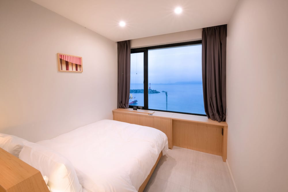 OCEAN, DOUBLE BED