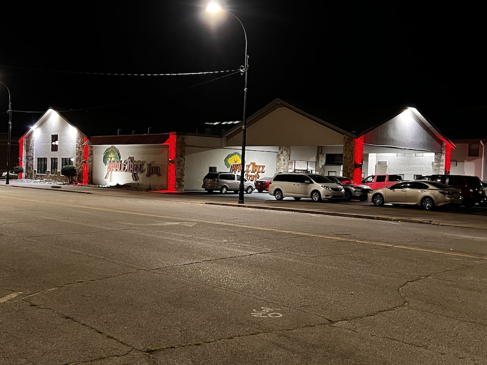 Apple Tree Inn and Suites 52/62
