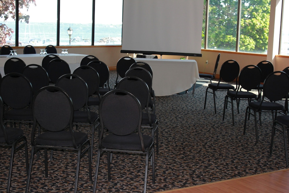 Confederation Place Hotel 49/68