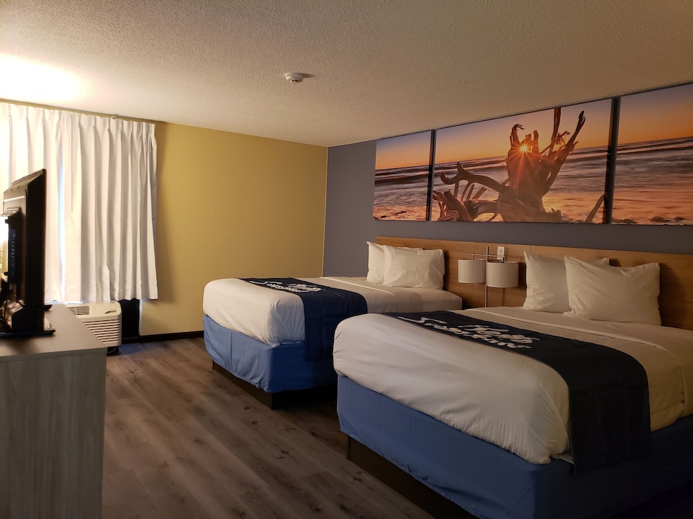 Days Inn and Suites by Wyndham Merrillville 7/28