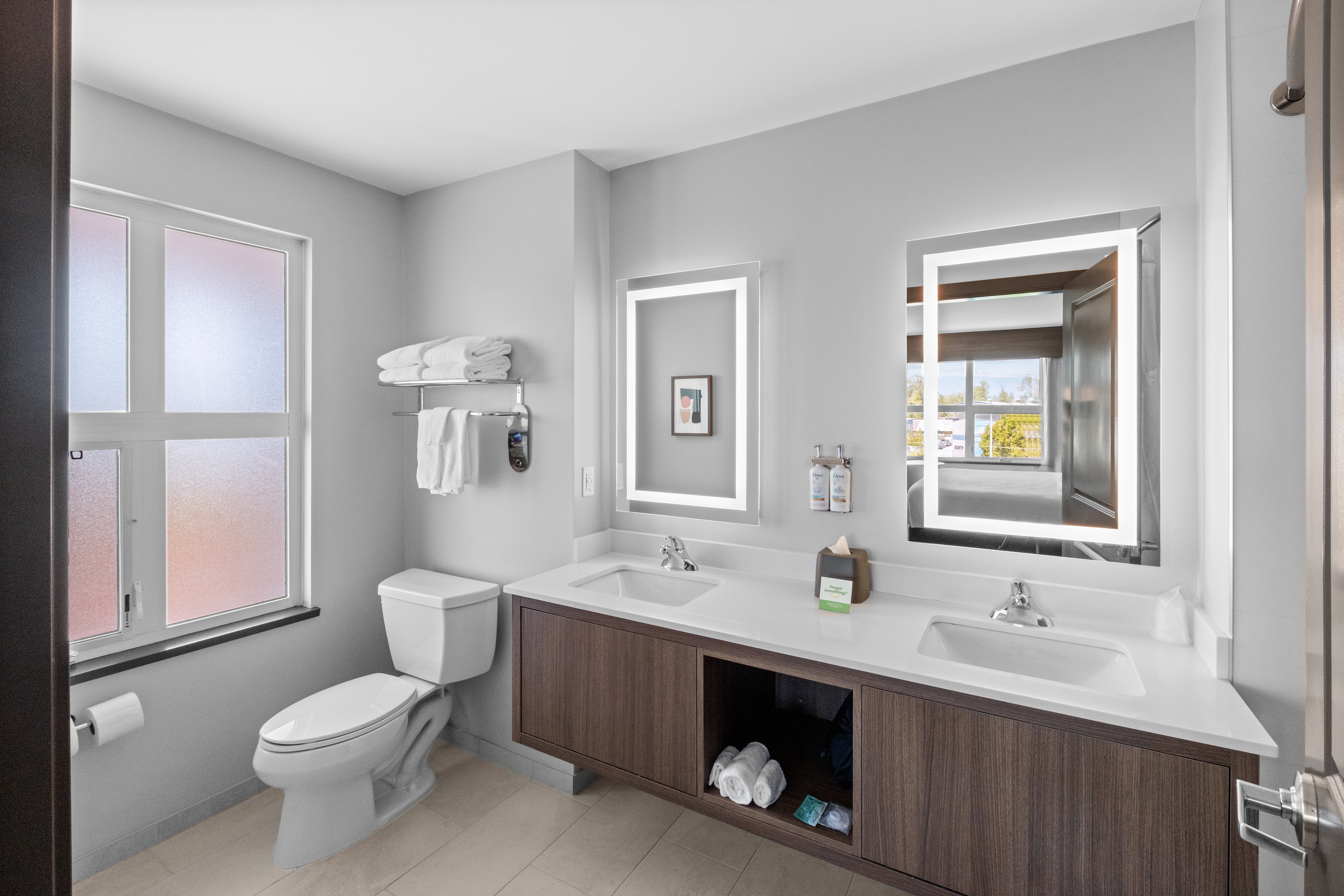 Holiday Inn Hotel Suites Surrey East Cloverdale 73/75