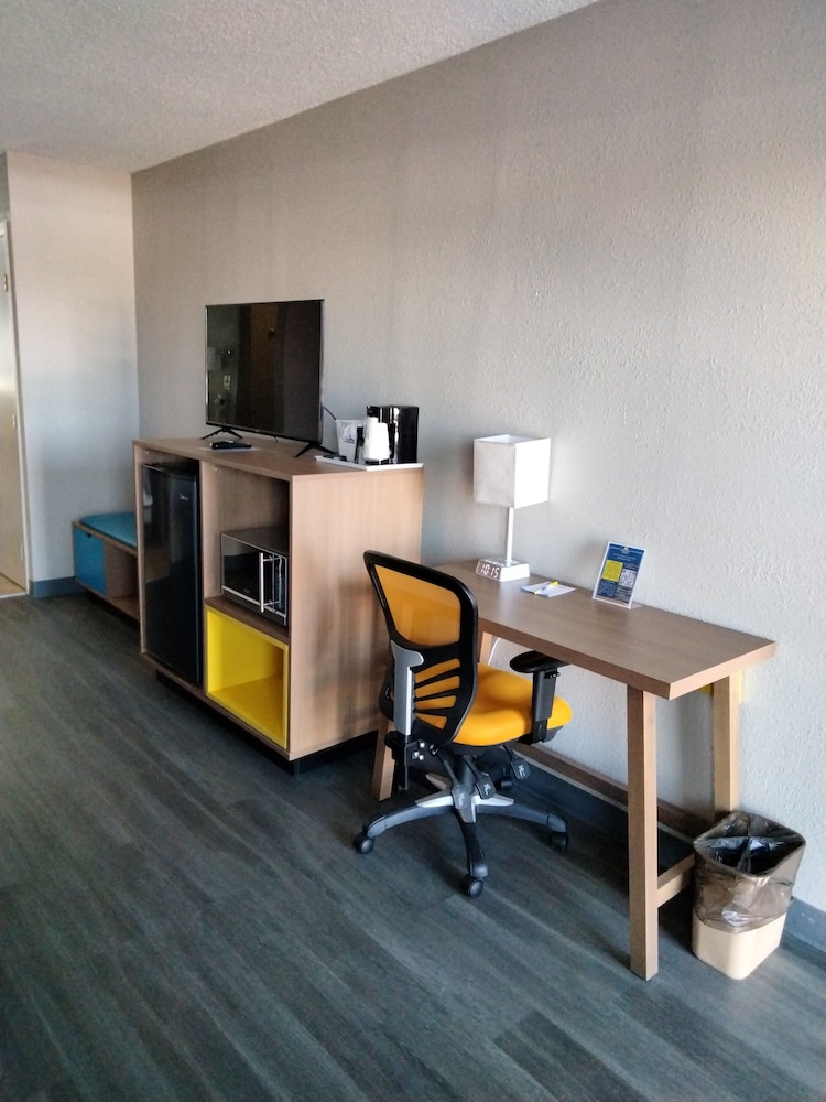Days Inn & Suites By Wyndham Albuquerque North 20/30