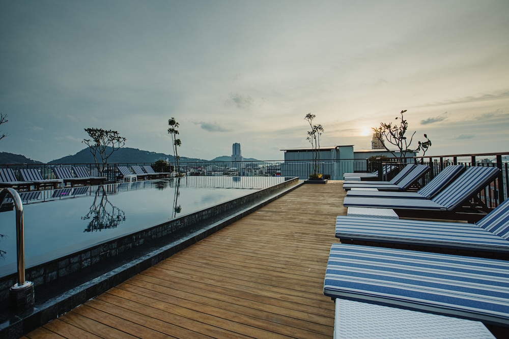 Rak Elegant Hotel Patong 8/69