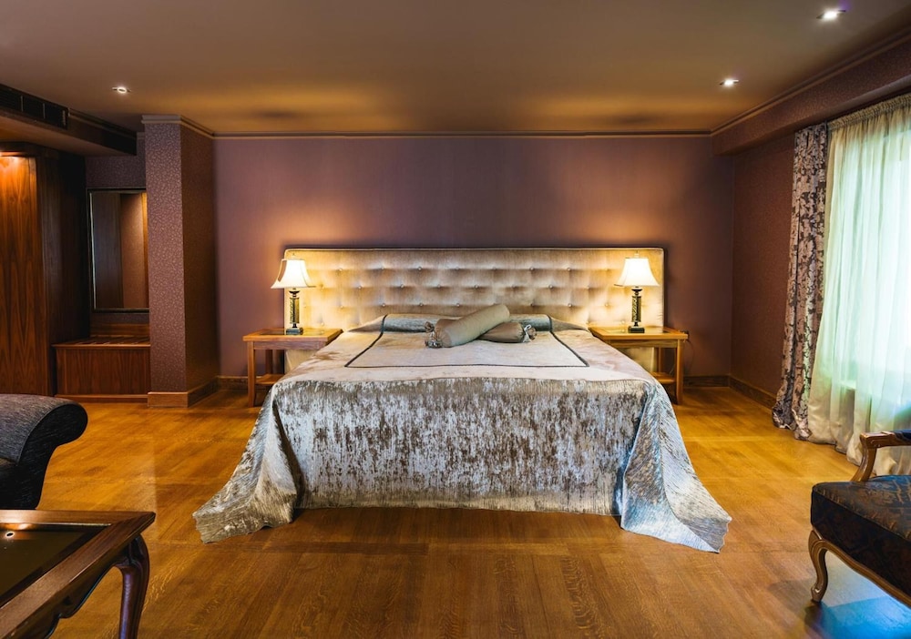 DELUXE, DOUBLE BED