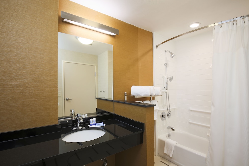 Fairfield Inn and Suites Rogers 55/56
