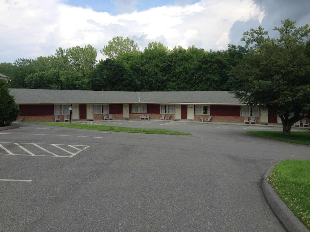 Berkshire Inn 8/32