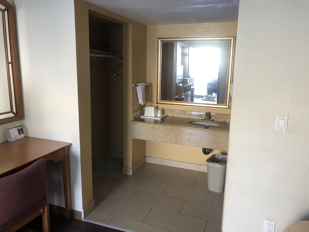 Northgate Motel 8/32