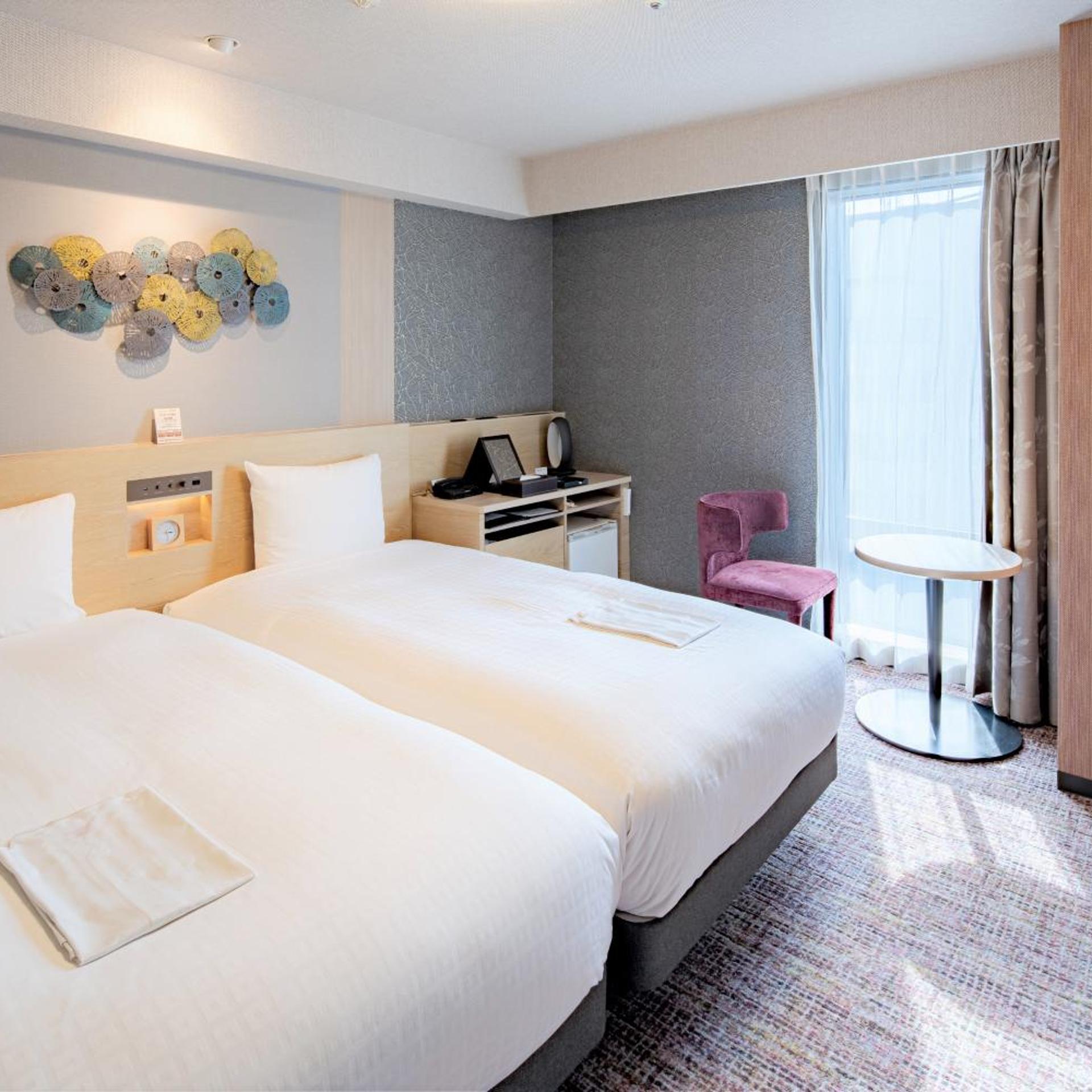 Room, Twin Beds, Smoking