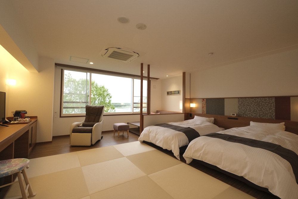 Japanese Western, Suite, Twin Beds, 2 Futon Beds, with View, Living Area, Sauna, Bathtub