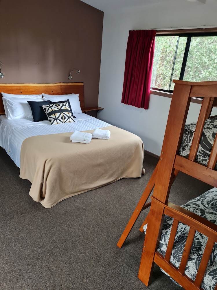 HUON BUSH RETREATS 7/50