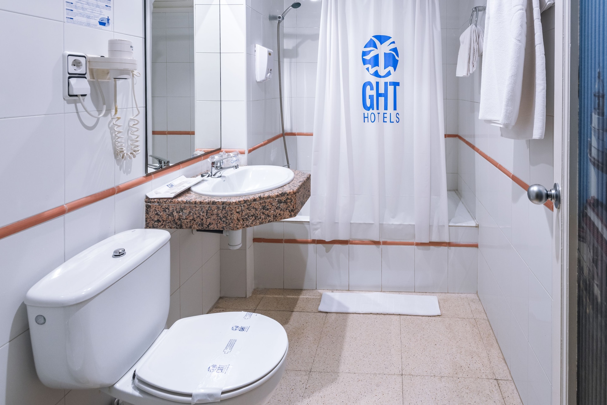 شقة بسريرين منفصلين بإطلالة على المسبح بشرفة مع أريكة، GHT Balmes Hotel, Aparthotel & Splash 5/6