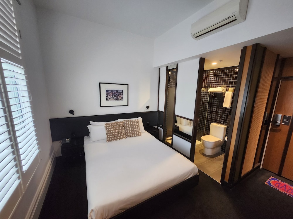 STANDARD, QUEEN BED