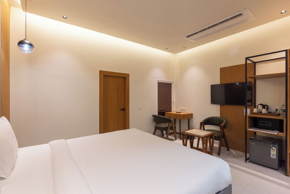 Deluxe Room, Non Smoking, No Windows 1 King Bed  Non Refundable