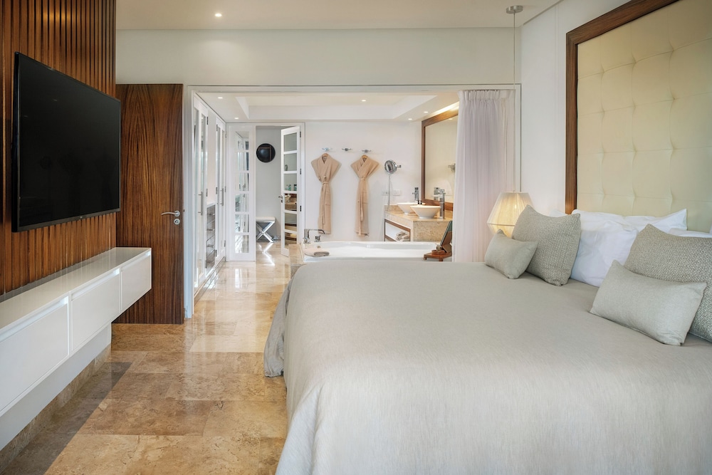 2 Bedrooms, Reserve, Master, Suite, 1 King and 2 Double Beds