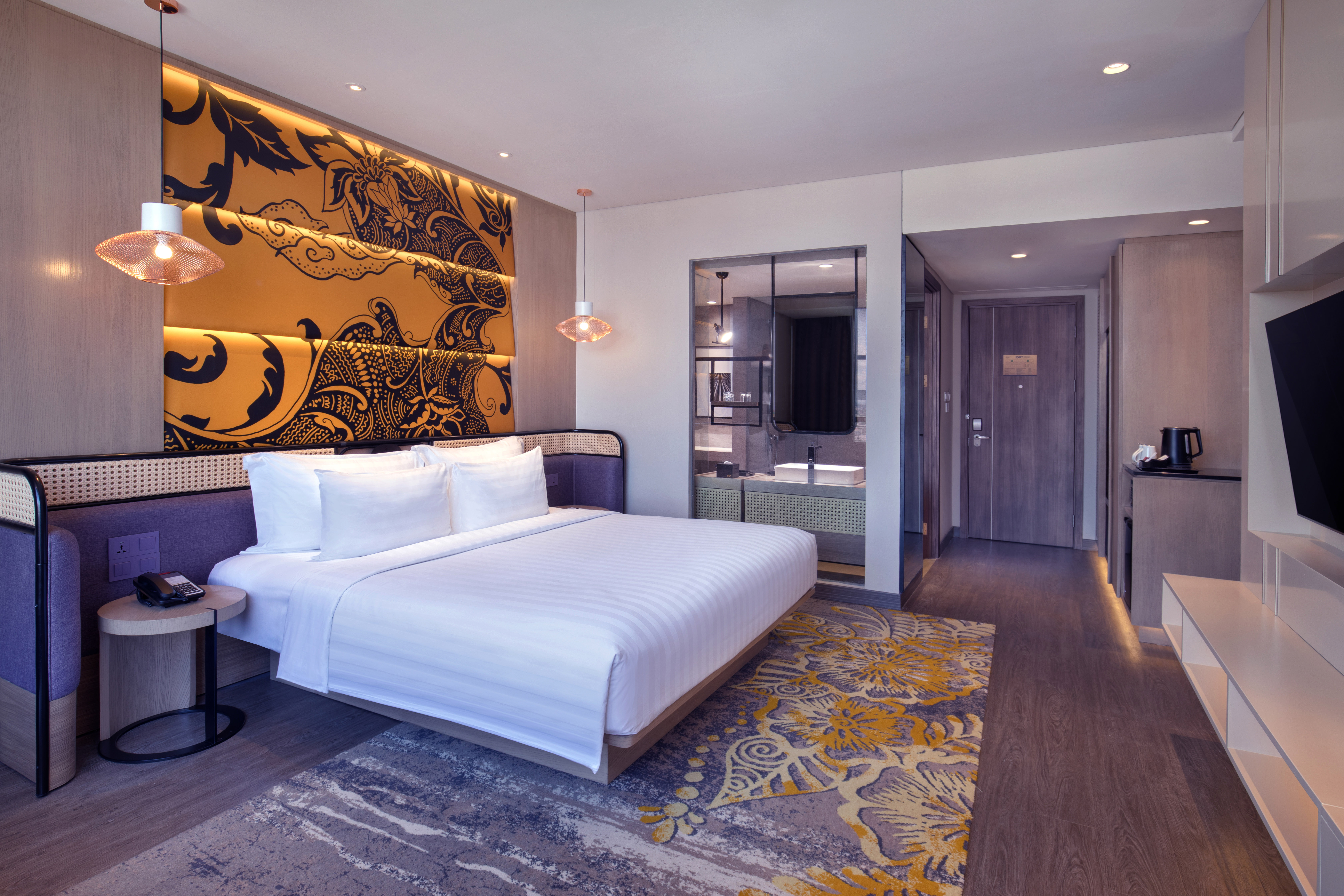 DELUXE, KING BED, CITY SIDE