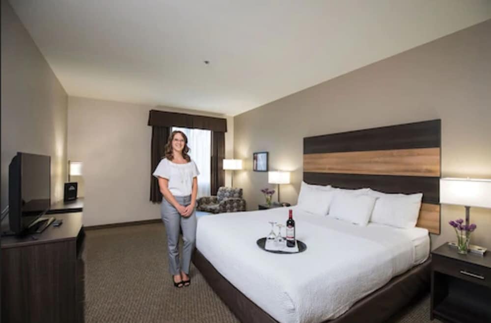 Days Inn & Suites By Wyndham Lindsay 9/43