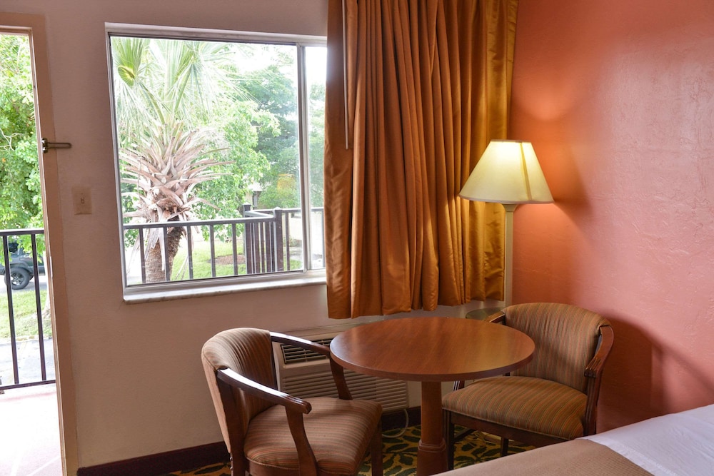 Econo Lodge Fort Myers North photo2