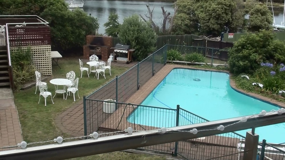 Waterfront Lodge Motel 41/70