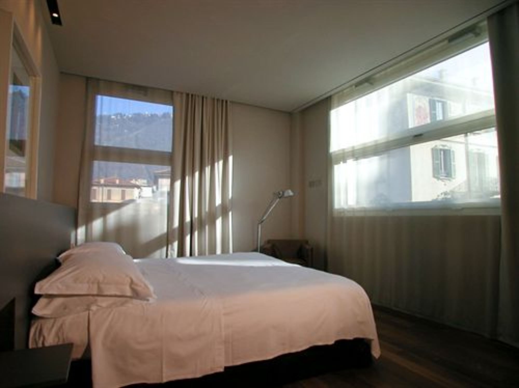 ROOM, SINGLE
