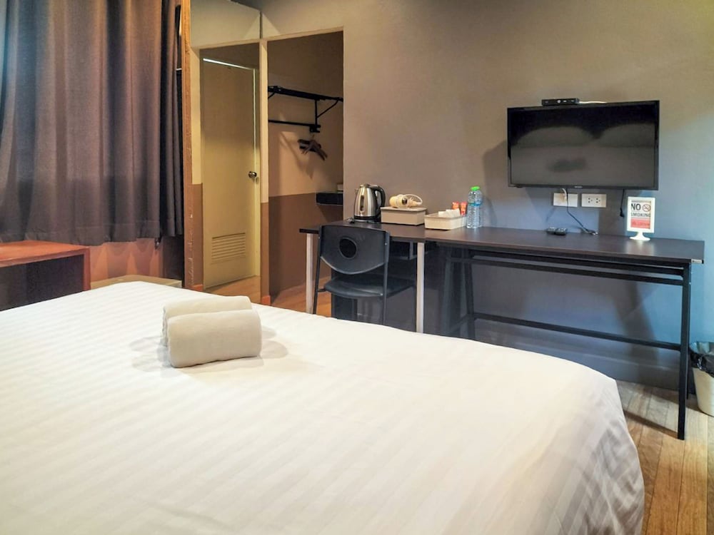 DELUXE, KING BED
