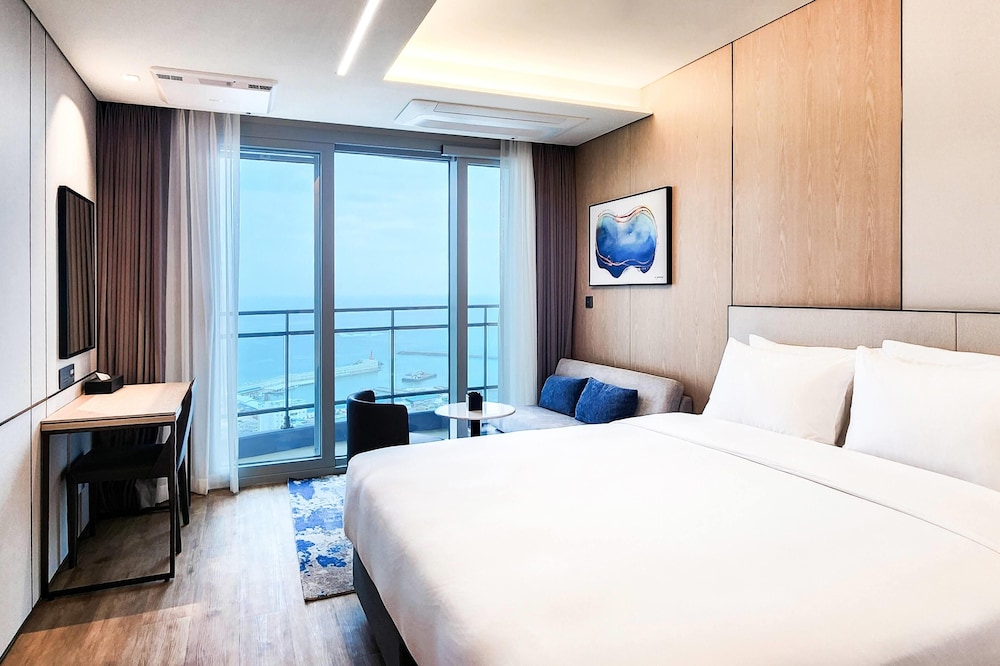 Compact, King Bed, Ocean View