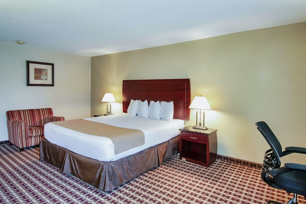 Days Inn & Suites by Wyndham Johnson City 14/36