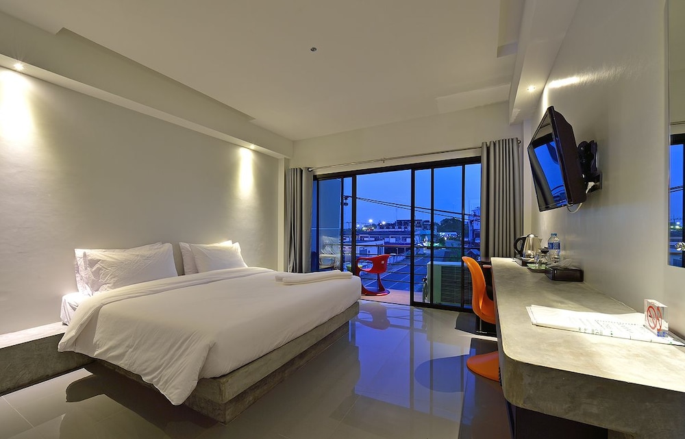 RIVERSIDE HOTEL 20/35