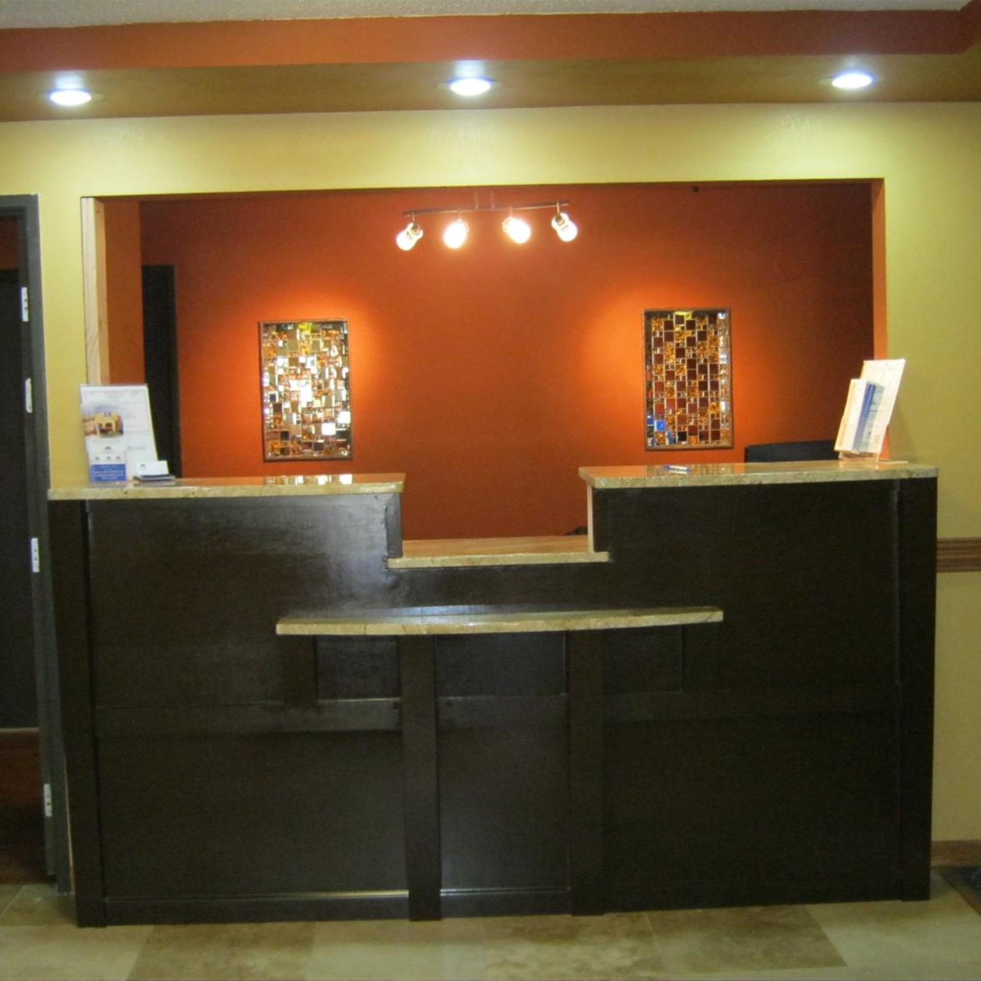 Burnsville Inn & Suites (ex Americas Best Value Inn-Burnsville/Minneapolis) 6/36