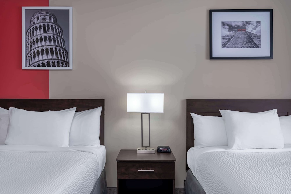 Ramada by Wyndham Thunder Bay Airlane Hotel 18/50