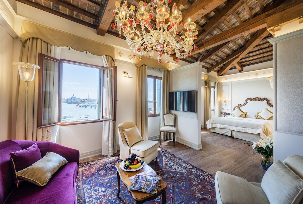 Hotel Monaco & Grand Canal 30/50
